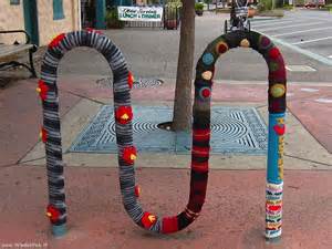Guerrilla Crochet: i "nuovi" attacchi d'arte ispirati ai lavori all'uncinetto delle nonne. 16 Guerrilla Crochet: i "nuovi" attacchi d'arte ispirati ai lavori all'uncinetto delle nonne. – in3clicktv