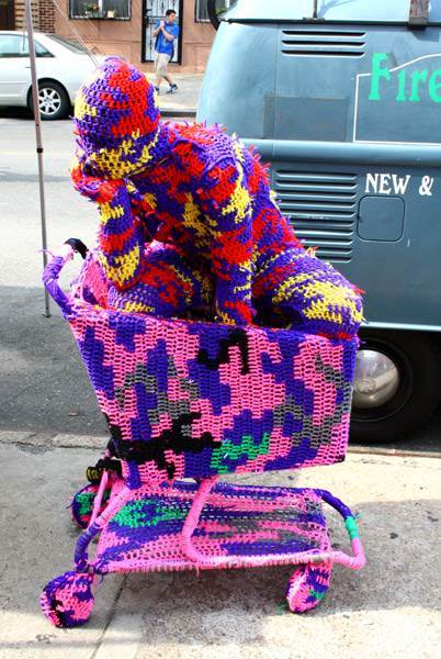 Guerrilla Crochet: i "nuovi" attacchi d'arte ispirati ai lavori all'uncinetto delle nonne. 7 Guerrilla Crochet: i "nuovi" attacchi d'arte ispirati ai lavori all'uncinetto delle nonne. – in3clicktv
