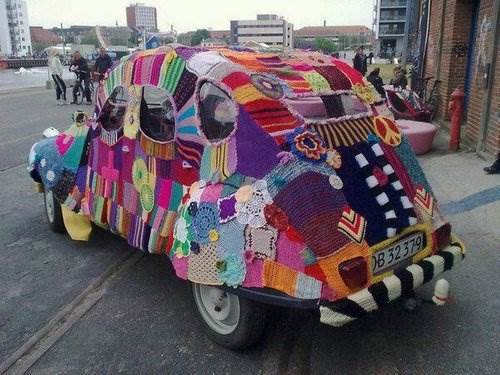 Guerrilla Crochet: i "nuovi" attacchi d'arte ispirati ai lavori all'uncinetto delle nonne. 4 Guerrilla Crochet: i "nuovi" attacchi d'arte ispirati ai lavori all'uncinetto delle nonne. – in3clicktv