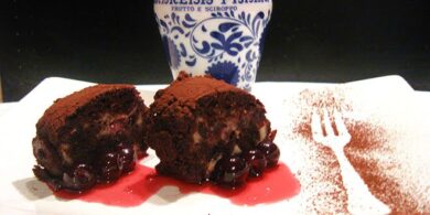 Fagottini al cioccolato con salsa di amarena 16 Fagottini al cioccolato con salsa di amarena