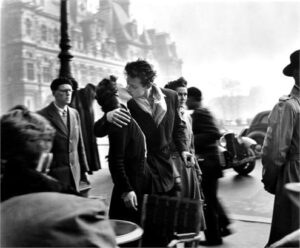 Robert Doisneau: fotografo di strada 2 bacio-dell-hotel-de-ville