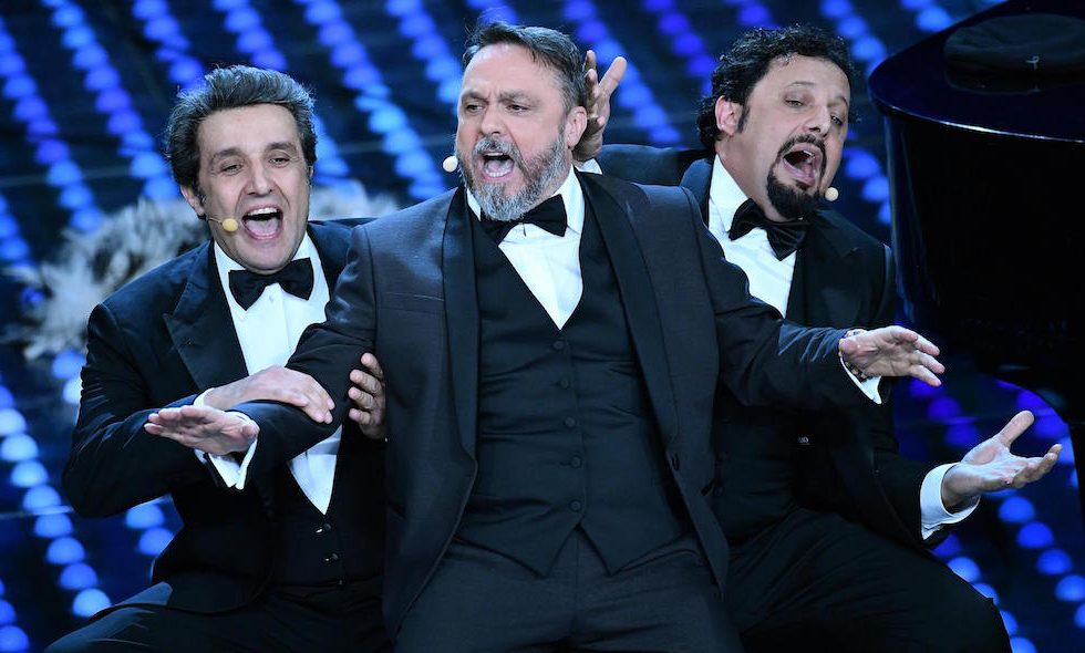 Sanremo 2017 : Totti il 'Valletto' e Robbie Williams bacia Maria de Filippi – in3clicktv