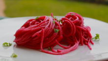 Spaghetti rosso passione 13 Spaghetti-barbabietola-rossa-e-noci-in3clicktv